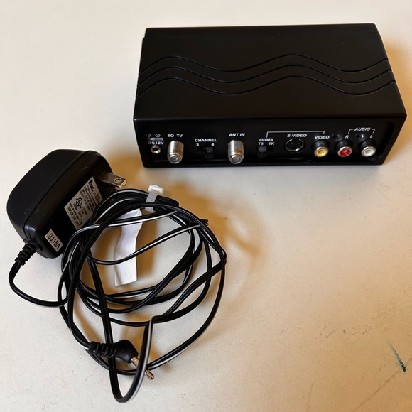 Dynex WS-007 - RF Modulator RCA/S-Video to Coax Video Converter - Picture 2 of 4